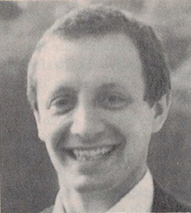 schwarz-weiß-Portraitphoto eines lachenden jungen Mannes
