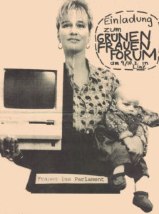 Grünes Frauenforum. Schwarz-Weiß-Foto: junge Frau, die in der rechten Hand einen Computer und auf dem rechten Arm ein Baby hält