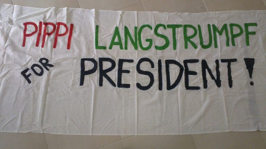 handgeschriebenes Transparent mit Aufschrift "Pippi Langstrumpf for president"